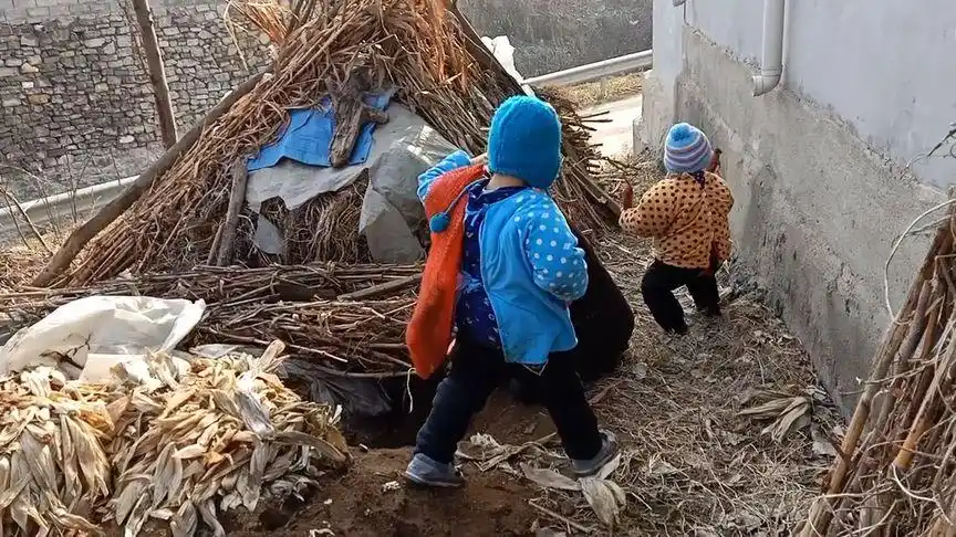 正月十五,农村老奶奶带着两个重孙自制萝卜蜡烛,忙了整整一天!