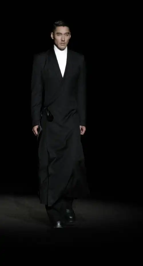 初代超模胡兵重回t台走秀##胡兵新中式走秀