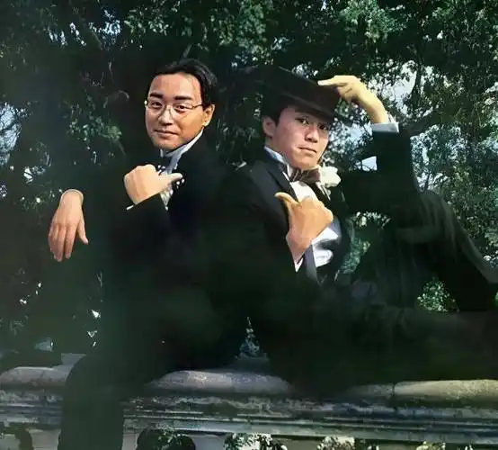 原创周星驰和张国荣的合影那时候的星爷还是小鲜肉