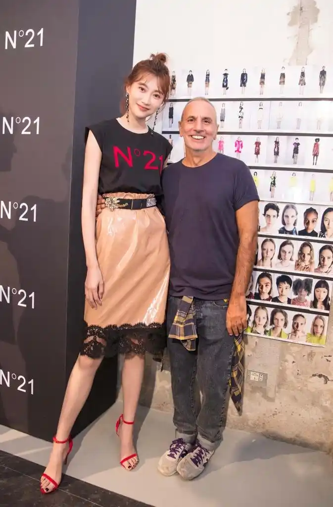 李斯羽现身米兰看秀 初秋cp穿搭美到犯规