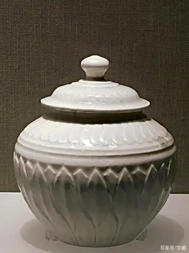 北宋 定窑白釉莲瓣纹"官"字铭文罐