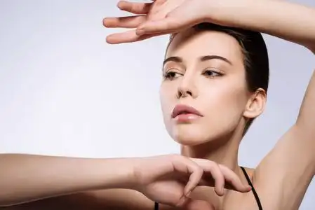 雄伟的年轻模特的照片照片