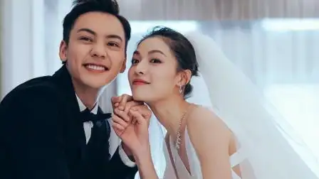 宠爱陈伟霆和女友在家不料冲出豪七狂咬他衣服太好笑