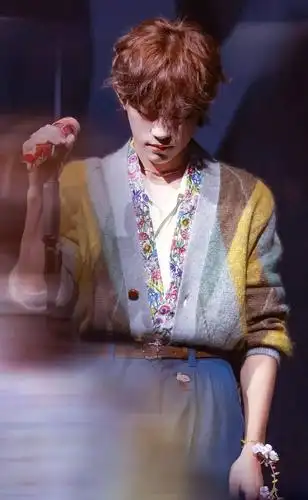 眼镜立麦杀易烊千玺新歌粉雾海舞台首秀太让人心动