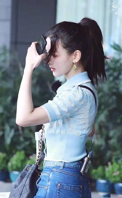 杨超越身穿蓝色针织衫搭配蓝色牛仔裤清新又甜美