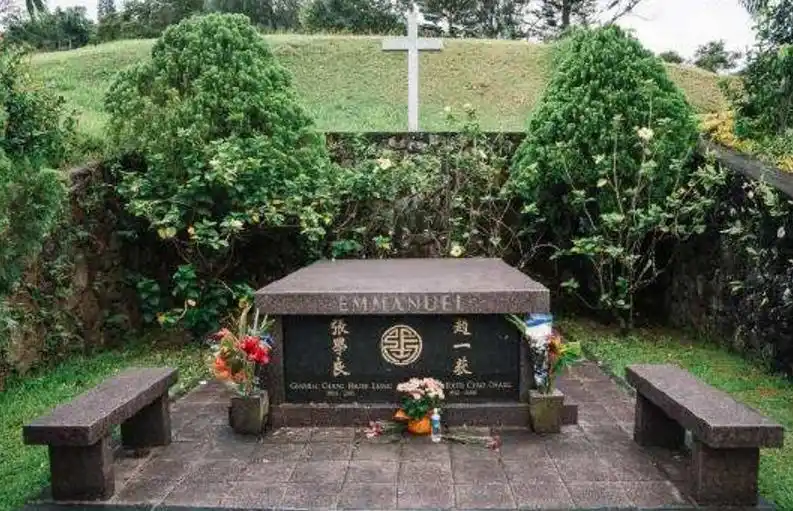 于凤至和赵一荻死后都在墓旁给张学良留了个空穴,他最后选了哪个