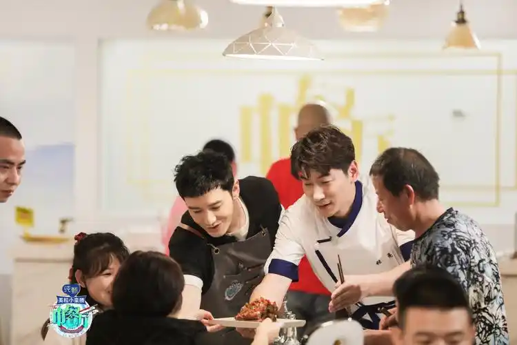 《中餐厅4》热度持续高涨 黄晓明赵丽颖"以小见大"共振家国情怀_综艺