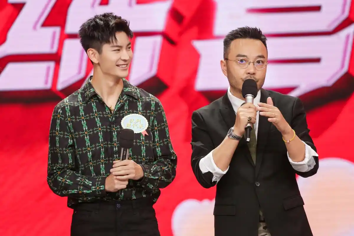 王嘉《天天向上》化身课代表 现场操练忆军艺生活