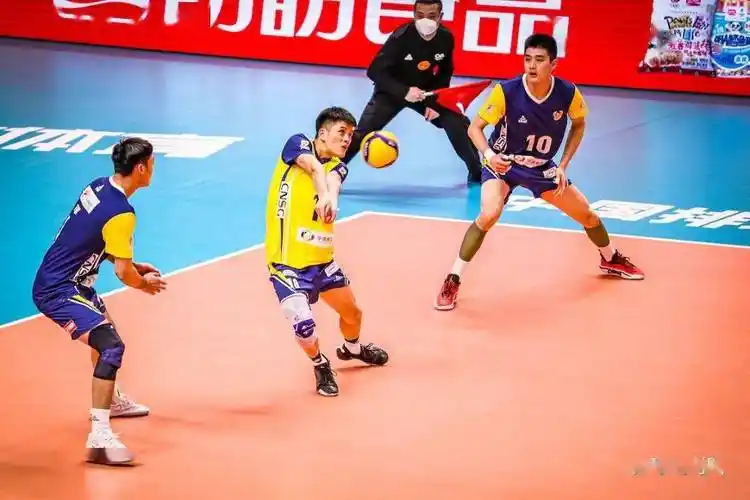 当日的首场比赛,由g组第一浙江体彩男排对阵h组第四四川男排.