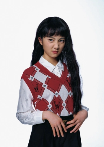 15岁黄多多写真曝光穿着扮相被指成熟拍摄视角不适引争议