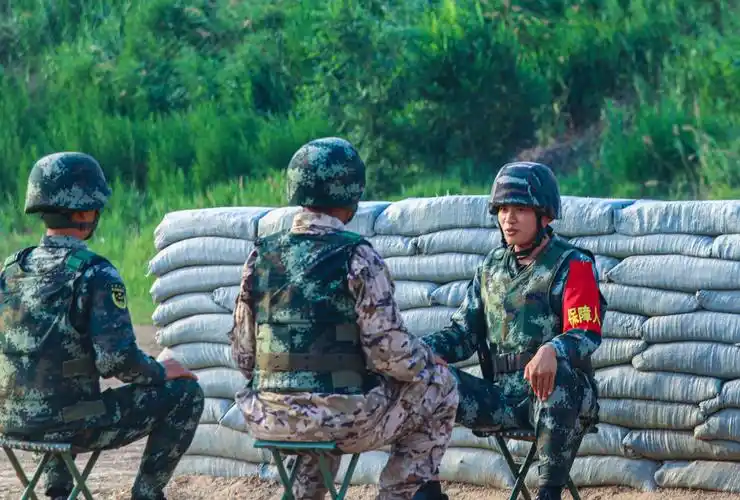 响声震天直击武警新兵手榴弹实弹投掷现场