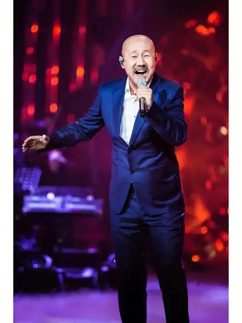 11月19日,知名歌手腾格尔准时开启了自己的首场线上演唱会.