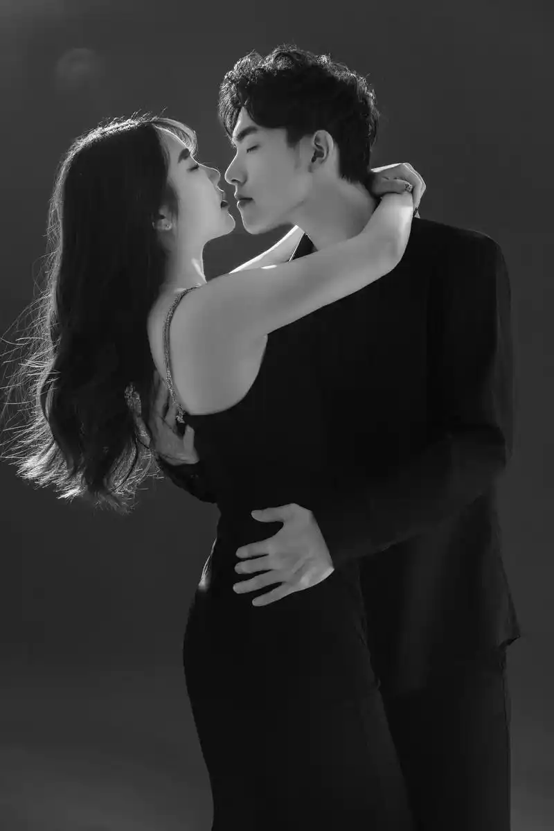 情侣写真系列 #高级感 #黑白系 #氛围感情侣照片 爱就 - 抖音