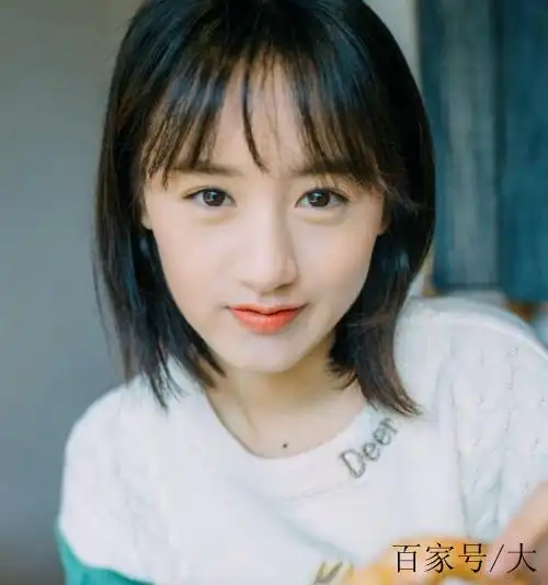 90后实力小花袁冰妍化身吃货少女,模样迷人,短发散落显可爱