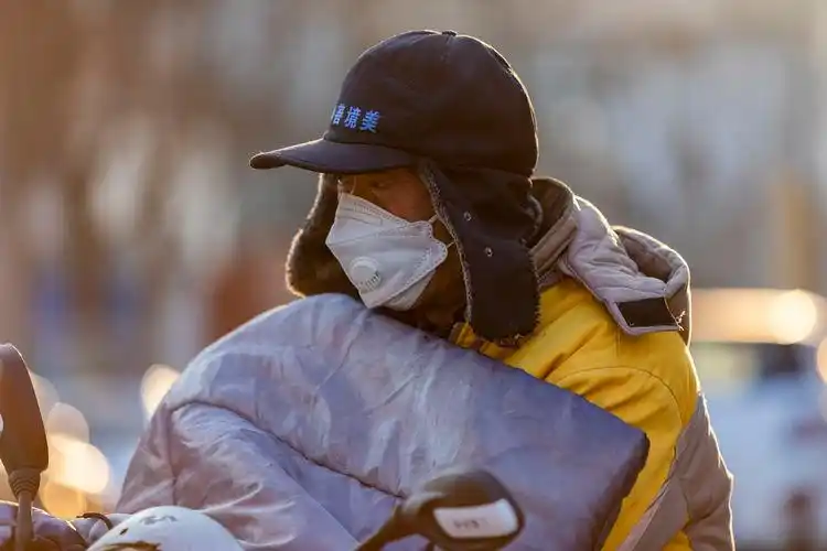 2020年2月新冠疫情期间青岛戴口罩的人们(一)