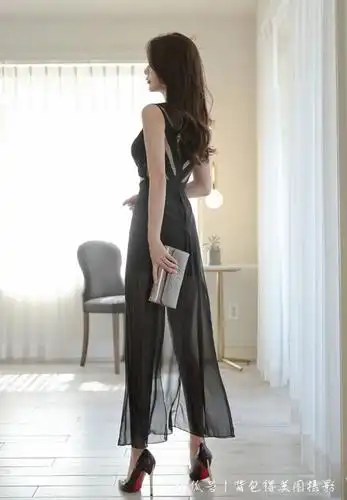 人像摄影:从侧面可以更好的展现出美女挺拔的身材曲线!