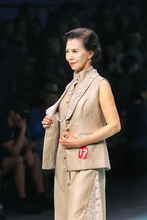 走下t台就能被穿回家,大妈与女生同台秀旗袍