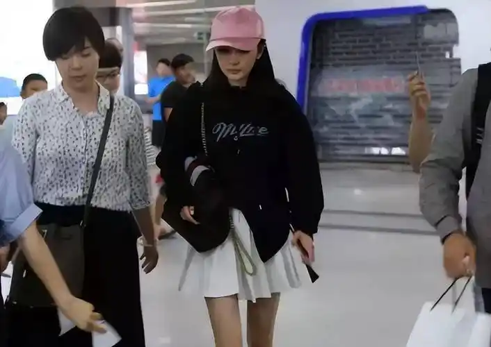 "狐假虎威"倪妮:与李宇春炒cp借势,她的成名史绝不简单_杨幂_张艺谋