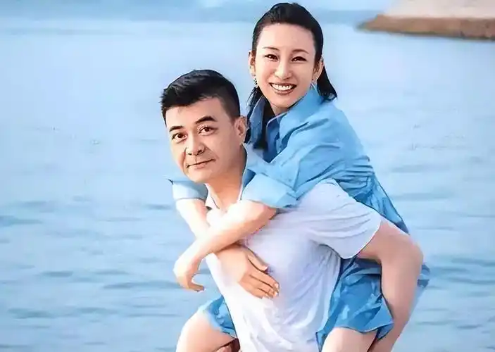 回顾秦海璐给单眼皮上千万保险产下巨婴症儿子险哭瞎双眼