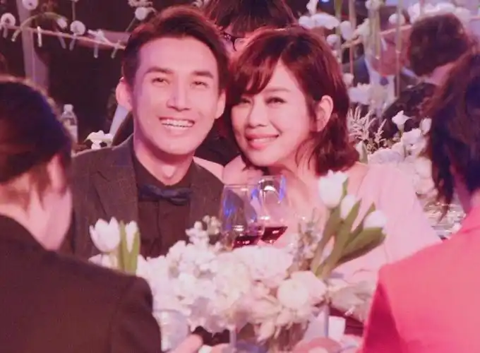 就在这时,陈松伶在拍摄《血未冷》时,认识了小自己8岁的演员张铎,在