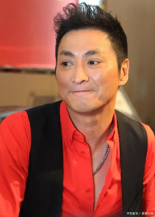 何家劲;60岁酷似小鲜肉,曾获奖无数,如今身家亿万,至今单身