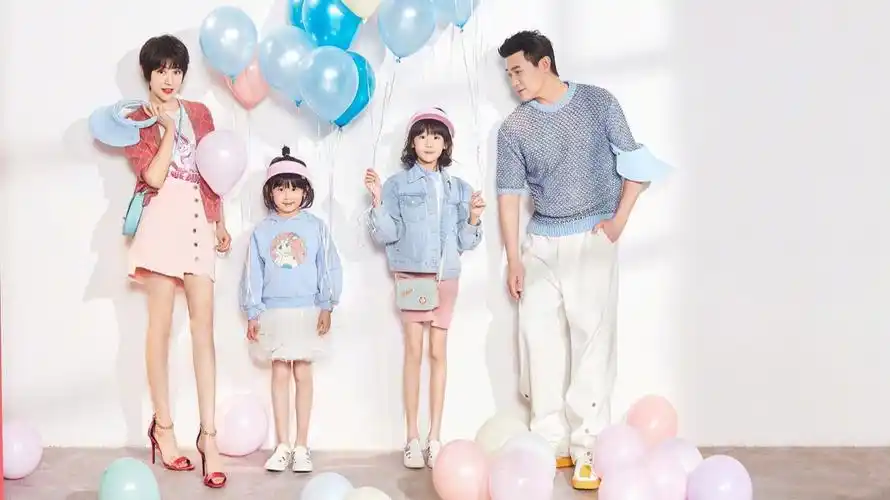 陆毅一家四口出游14岁贝儿身高169超过鲍蕾亭亭玉立大长腿