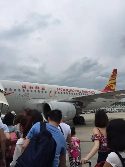 世界各地的飞机,还有架hellokitty飞机,免税店还常有活动,香港人都很