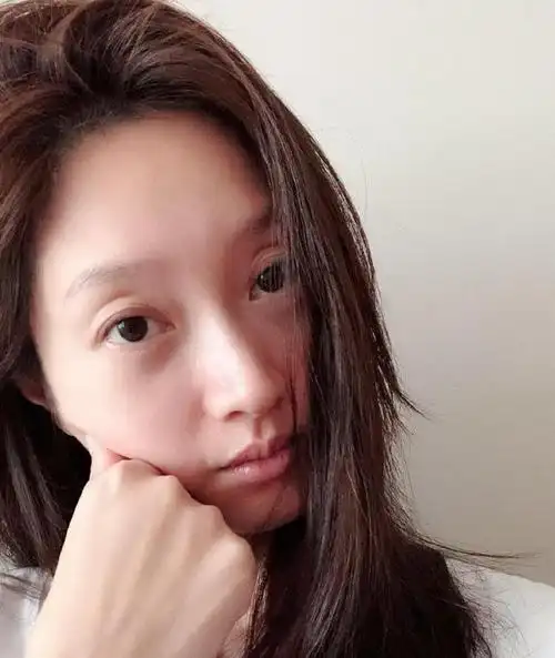 "最干净"女演员沈佳妮:出道15年一直不红,丈夫却大红大紫