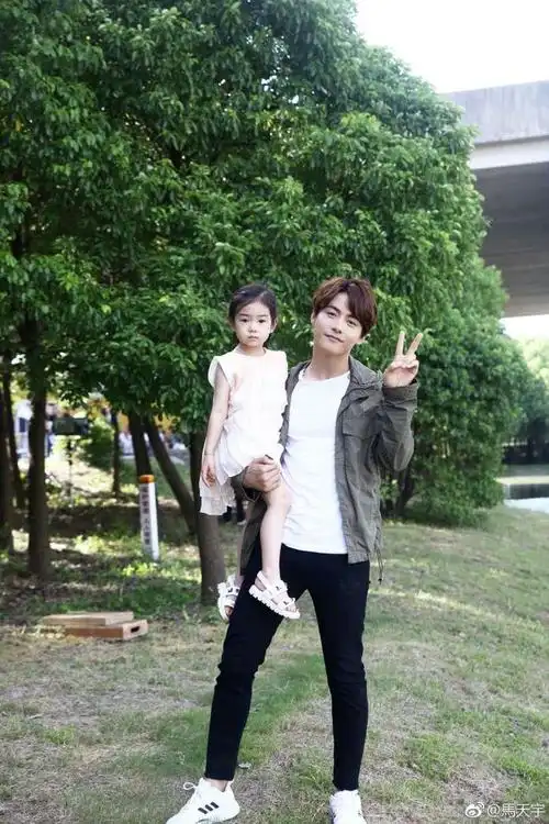 马天宇晒和戚薇女儿合影小lucky又变漂亮了合影好温馨