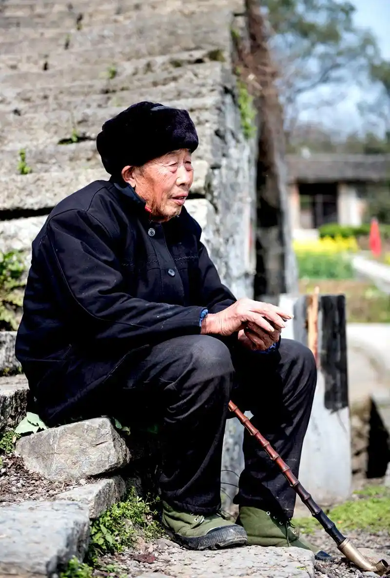 留守老人要注意耳背能增加摔倒的几率