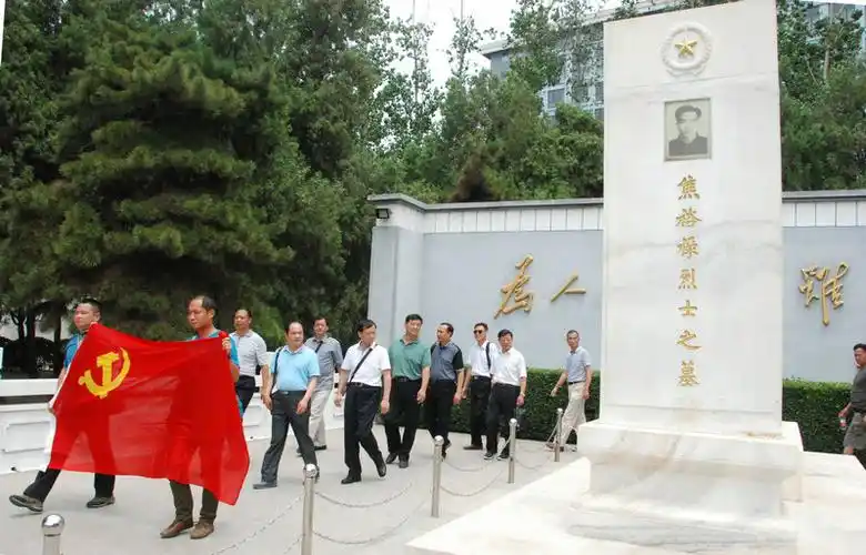 带领大家瞻仰了焦裕禄烈士陵园并重温入党誓词