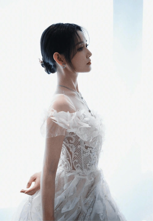 蒋依依白色天使羽毛长裙,是梦幻般的心动_整体_裙子_纱裙