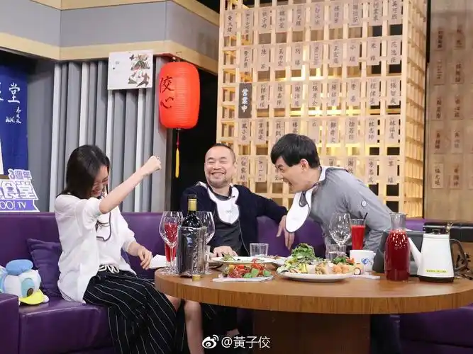 19年黄立成推新的app,容嘉陪着上节目,全程边吃边疯狂吐槽黄立成