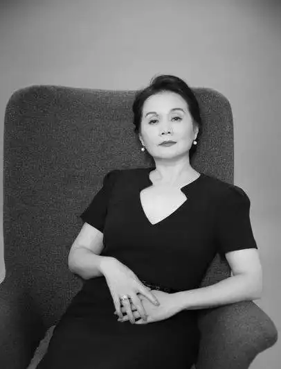 原创60岁老戏骨吴冕,嫁大学同学恩爱40年,如今一家三口低调幸福