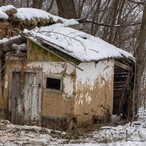 旧的废弃的农村房子,由于缺乏照顾而有破坏的迹象. 背景照片-正版商用