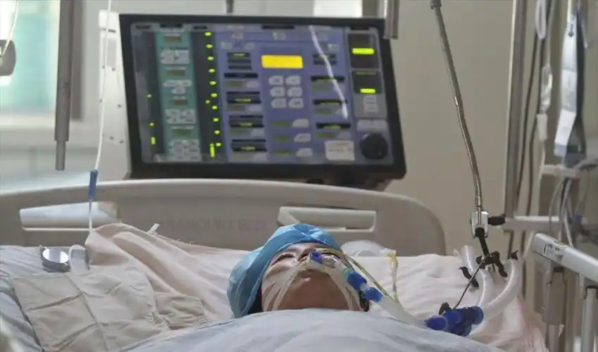 女教师张丽莉躺在重症监护室内.