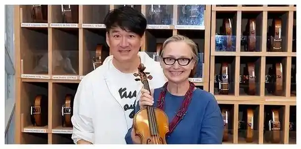 说周华健一头黑发,神采奕奕,看着就像40来岁,而康粹兰满头白发