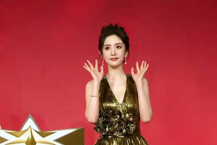 杨幂走红毯遭嘲笑 身着金色圣诞树"深v快撑破"_活动_男星_网友