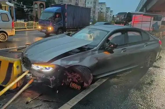 陈浩)今天清晨6时32分,浦东新区杨高南路近高青路发生一起交通事故