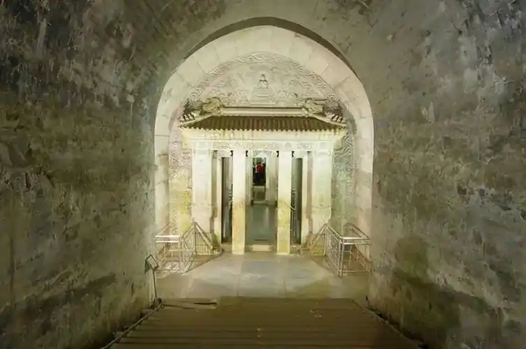 顺治孝陵地宫据说他的尸体在火化过程中,在棺材里发出了鞭炮似的噼里