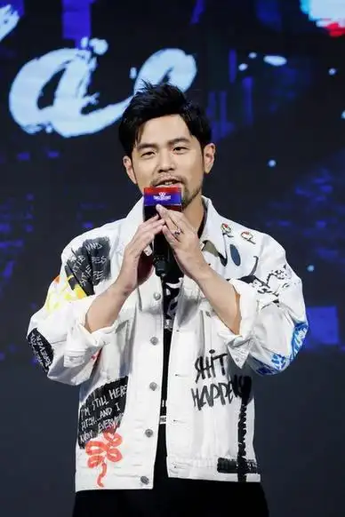 周杰伦双下巴?这不胖吧……………………我怎么没看到双下巴.