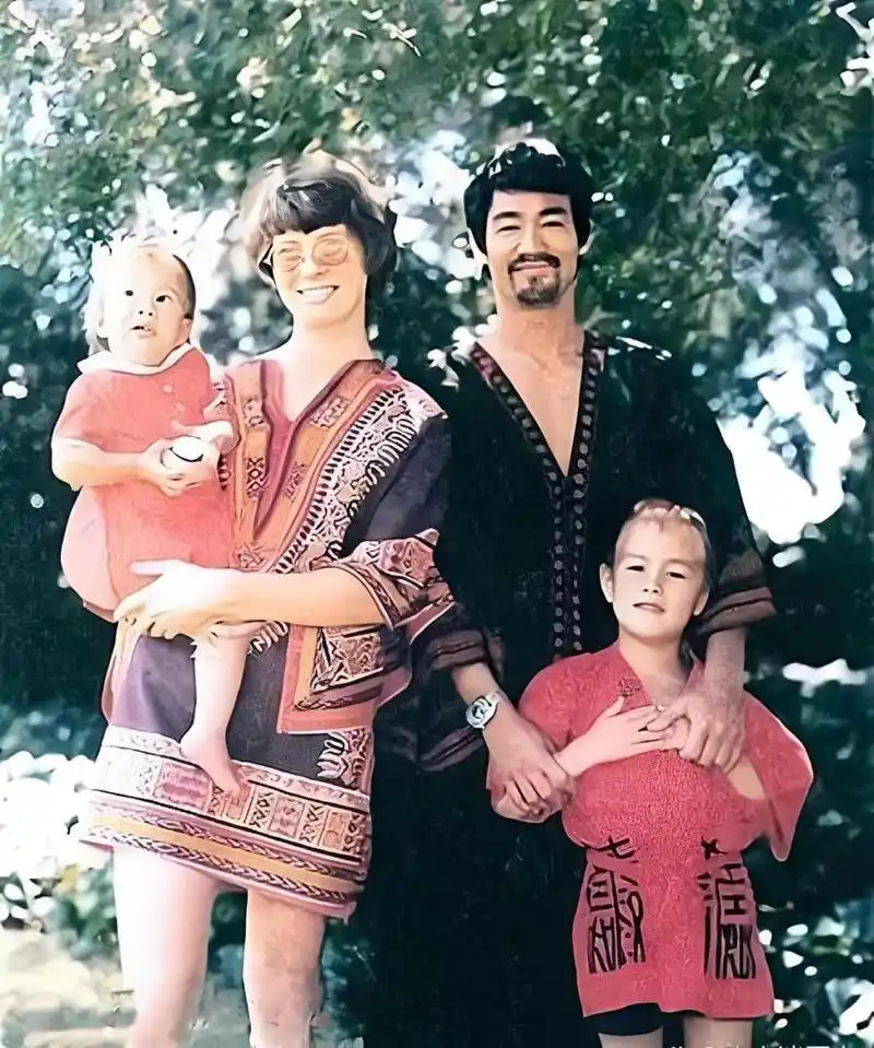 镜头中,李小龙抱着女儿李香凝.右为妻子琳达和儿子李国豪.