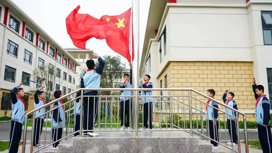 升国旗时少先队员应该