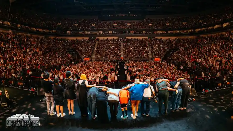 痛仰乐队阔别六年再回北京 上万乐迷大合唱气氛空前热烈_摇滚乐队_演