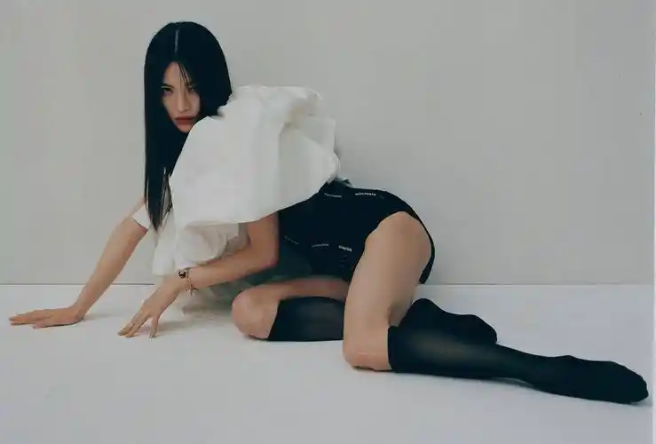 原创钟楚曦真太会凹pose穿时尚裙双腿摆成八字形冷艳极了