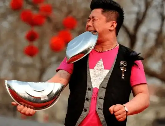 停车怎么都进不去求助保洁阿姨,看看民间高手们的神操作!