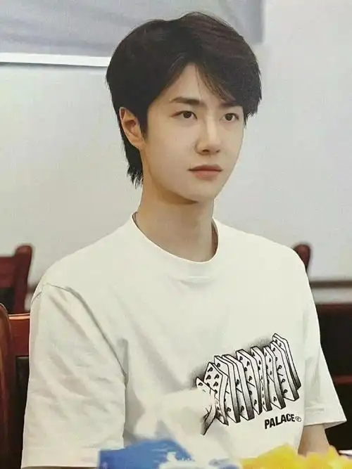 王一博素颜生图,真是越素越好看,这才是真是的素颜吧