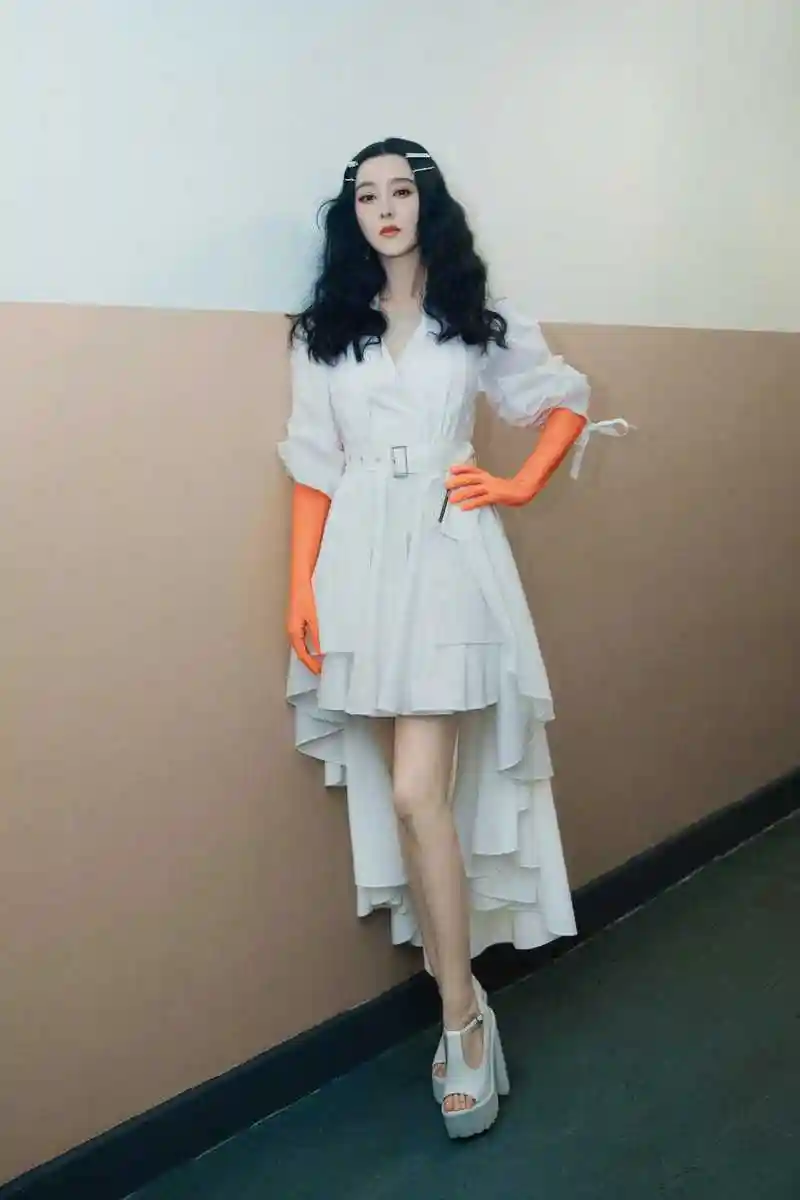 范冰冰真会穿!一袭蕾丝连衣裙清新甜美,可惜"丰腴"身材更亮眼