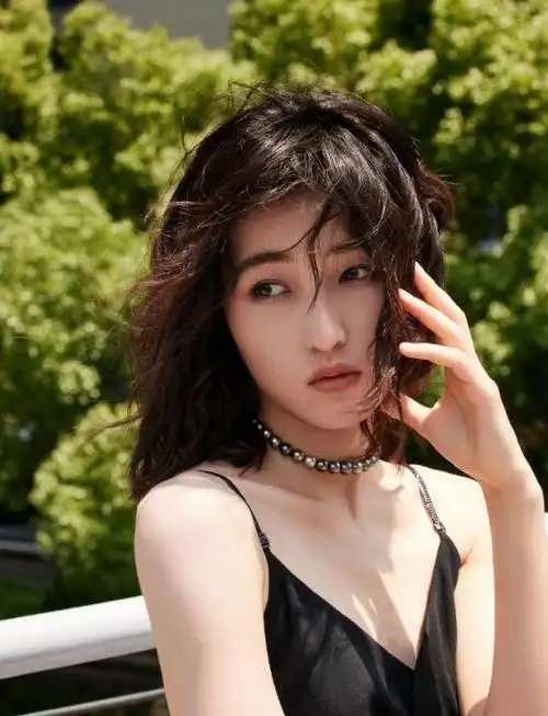 在当今的娱乐圈,张子枫以其独特的风格和出色的演技赢得了无数观众的