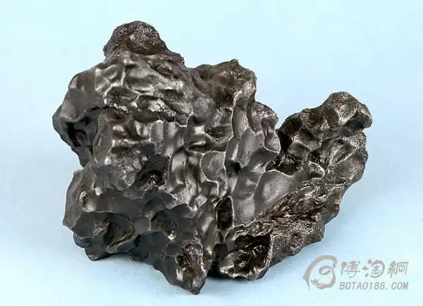 捡到一块陨石价值三千万专家地球产赤铁矿